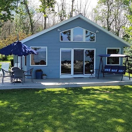 Cozy Cottage On Green Bay Exterior photo