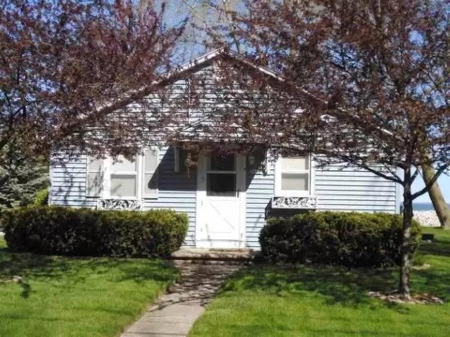 Cozy Cottage On Green Bay Exterior photo