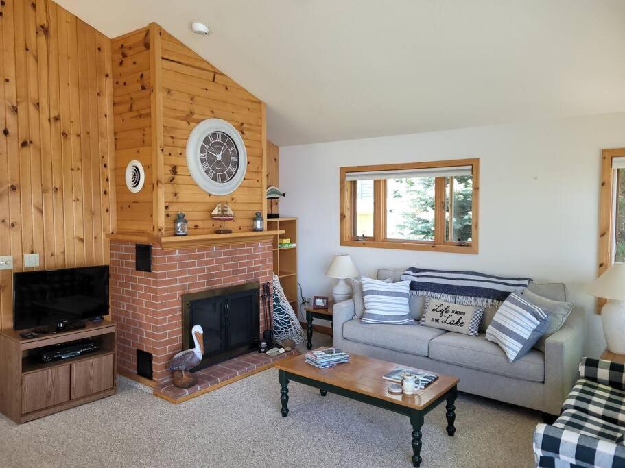 Cozy Cottage On Green Bay Exterior photo